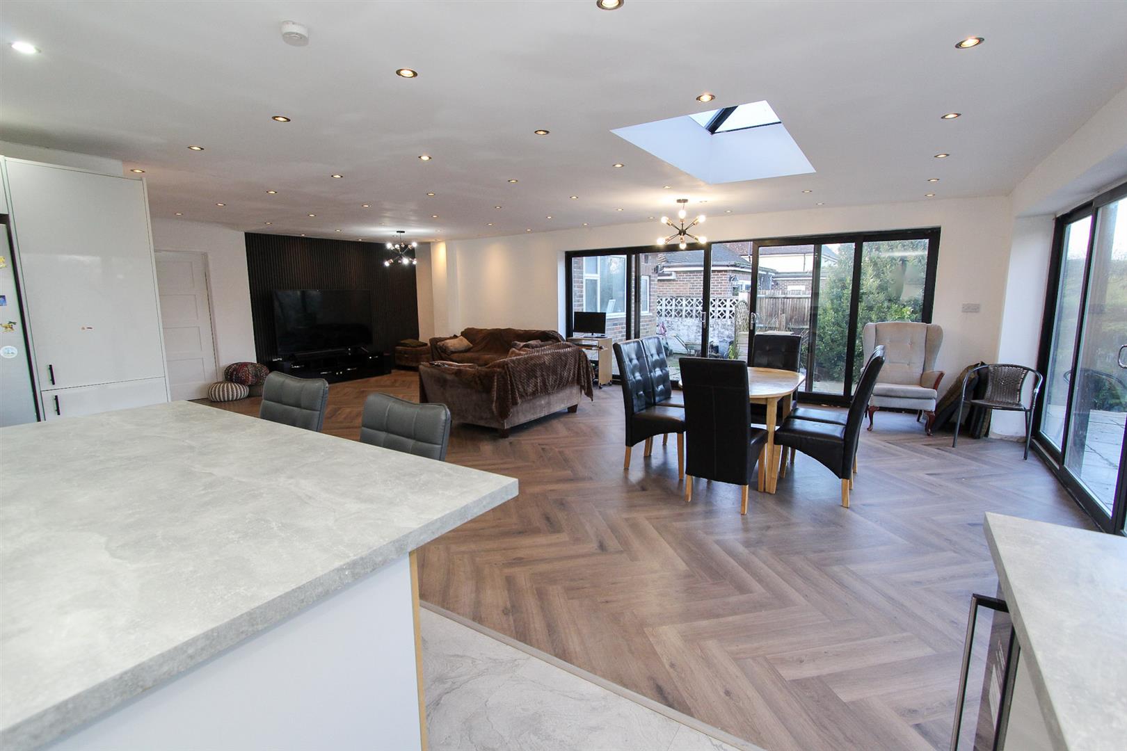 5 bed property in Gilhams Avenue, Banstead